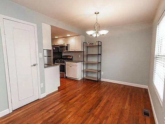 3 bed, 1352 sqft, $2,100 — Photo 3