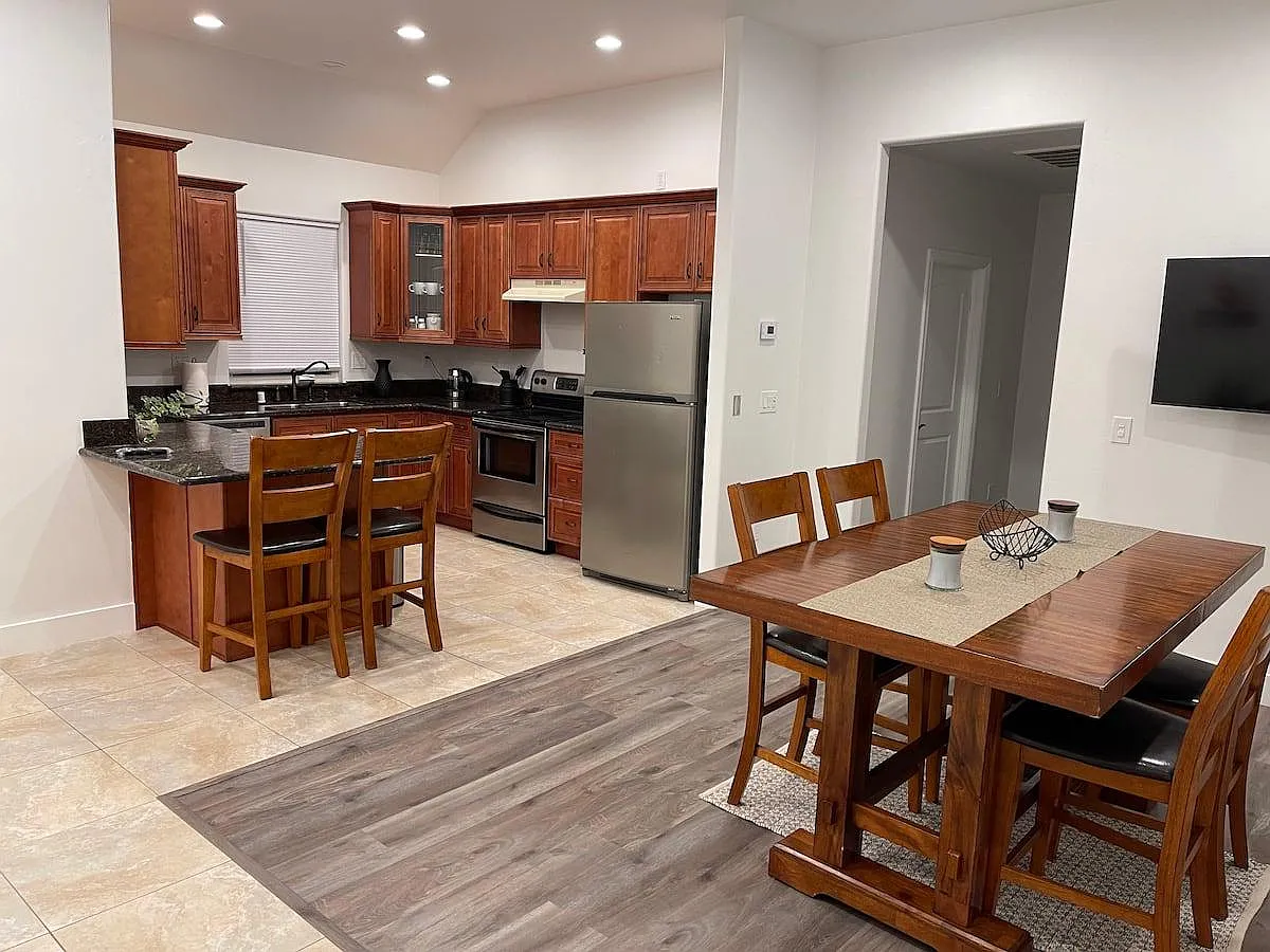 2 bed, 1200 sqft, $2,500 — Photo 2