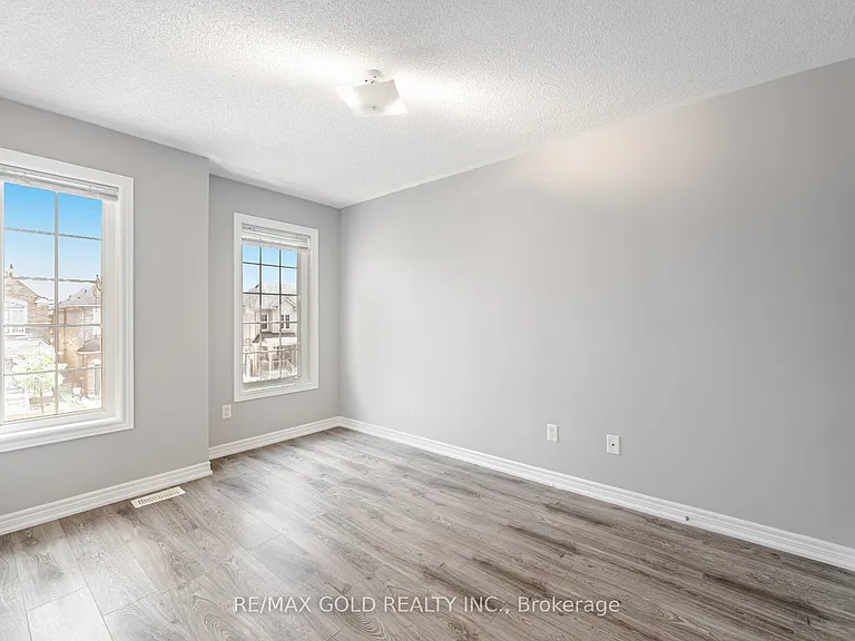 67 Yardley Cres — Photo 32