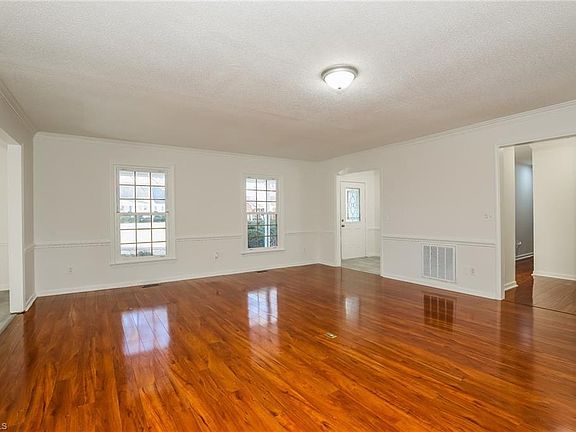 4th image of 102 Travis Ln