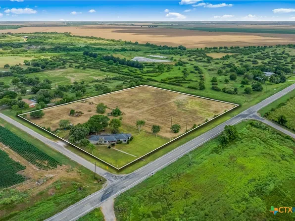 39 Woods Rd, Port Lavaca, TX 77979