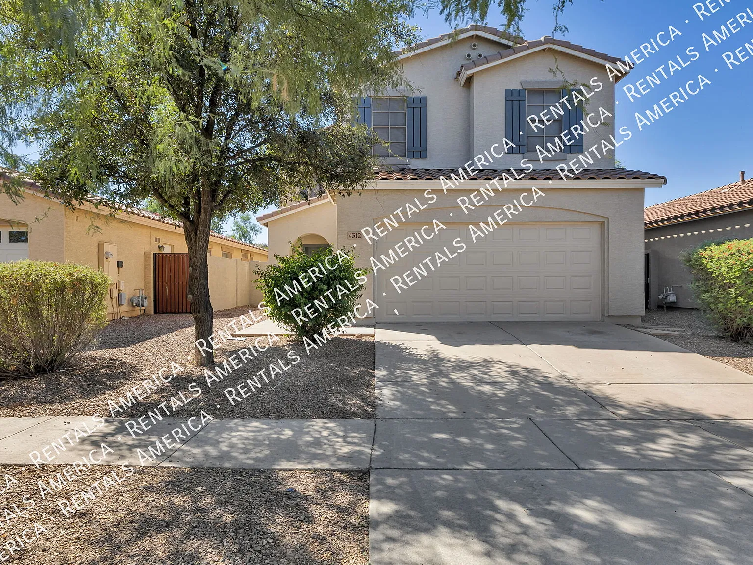 Beautifully Updated 3 Bed, Plus Loft in Sought-After Power Ranch! — Photo 2
