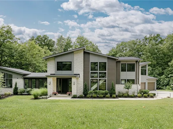 8070 Tulip Ln, Chagrin Falls, OH 44023