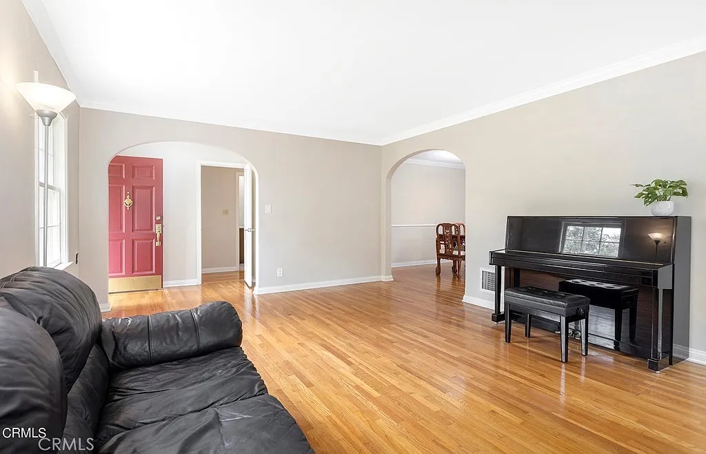 3 bed, 2102 sqft, $6,100 — Photo 3