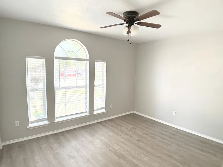 3913 Periwinkle Dr — Photo 11