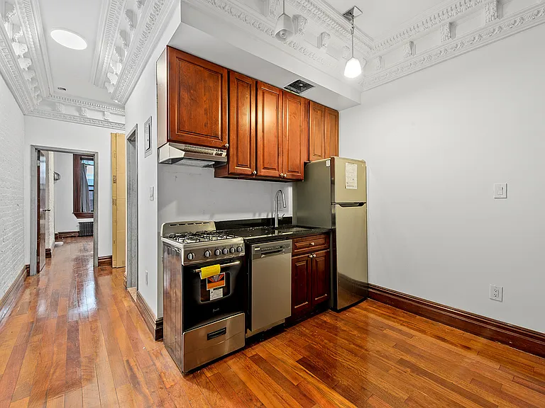 633 E 6th St #1 — Photo 3