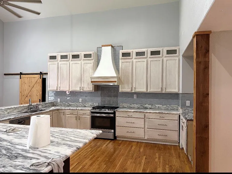 602 Fostoria Ln — Photo 3