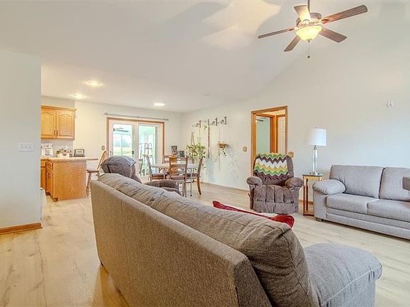 5th image of 93 E Beulah St