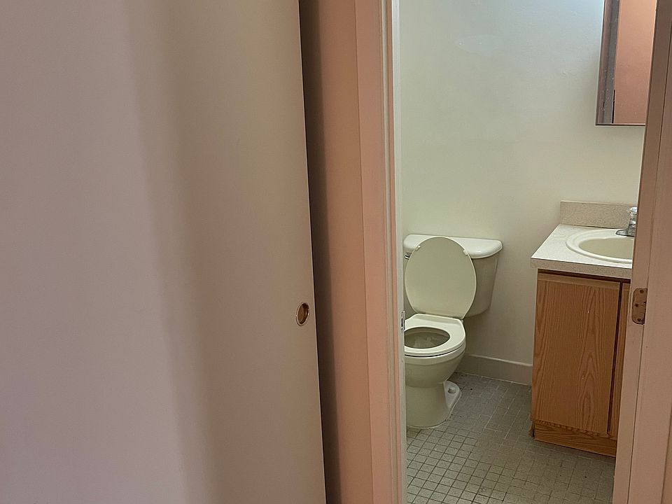 Bathroom 2, 2nd floor