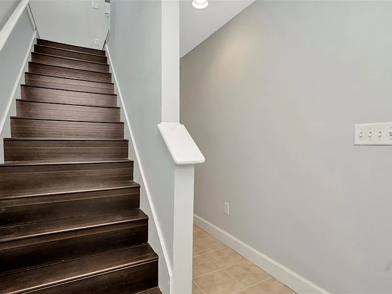 3213 Marcellus Cir — Photo 5