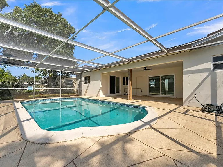 6924 NW 8th Ct — Photo 32