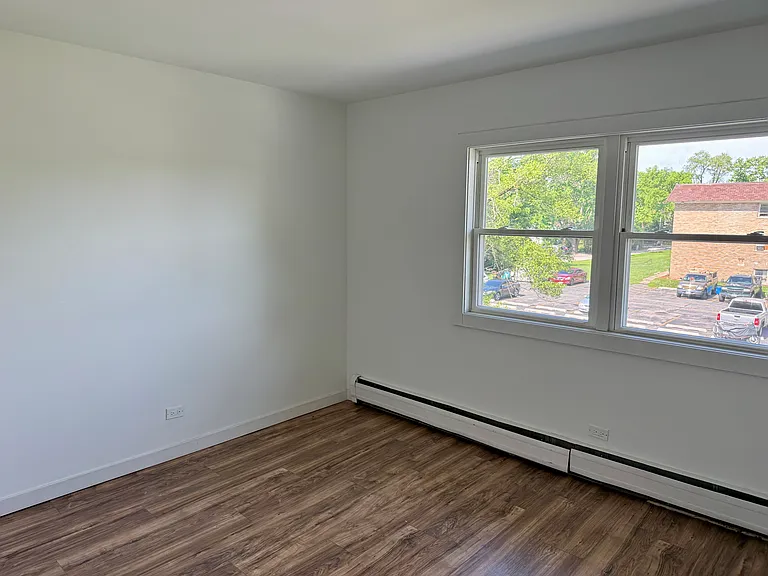 255 E Oak St #10 — Photo 9
