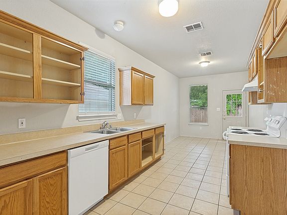 4th image of 400 Stockard St