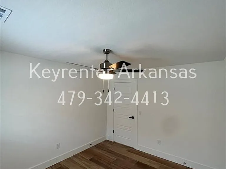 SW Livingston Sq Duplex — Photo 8