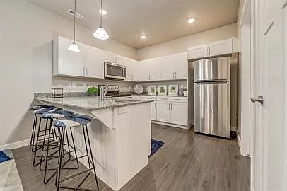 Vine Bldg 06: Unit 207 Type 2: Standard - 207 — Photo 2