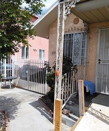 Front House. You could appreciate the Western INTERNAL GATE.  There is a Front EXTERIOR GATE, facing on 90th St.