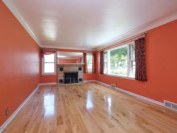 2nd image of 402 Oakhurst Ave