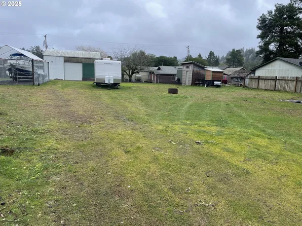 150 N 13th St, Lakeside, OR 97449