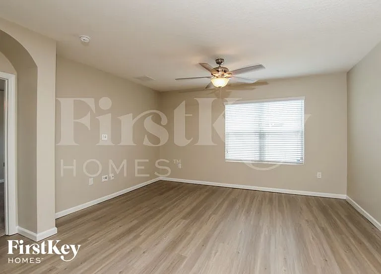1125 Newton Cir — Photo 3
