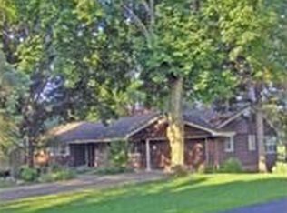 906 Roxbury Rd, Rockford, IL 61107