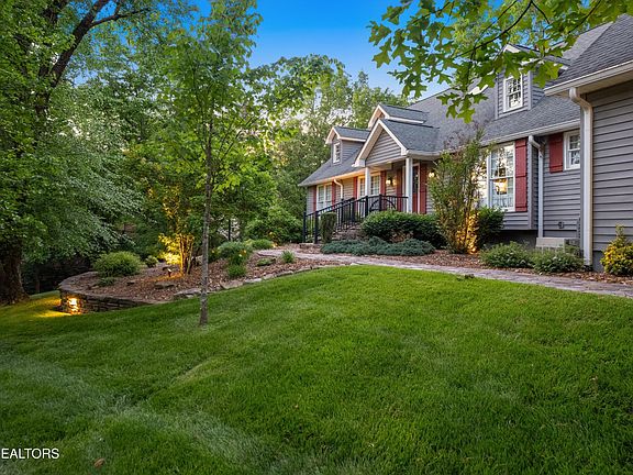 3rd image of 15 Cloverdale Cir