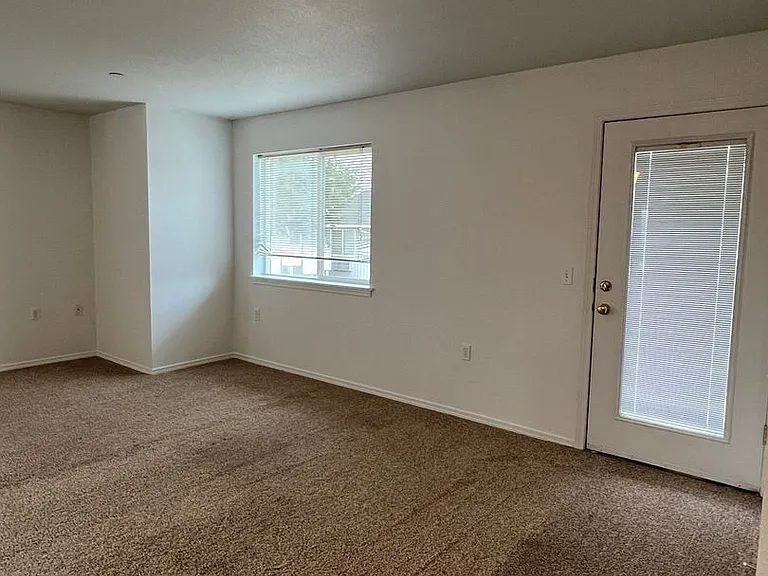 Ellendale Manor Apartments — Photo 20