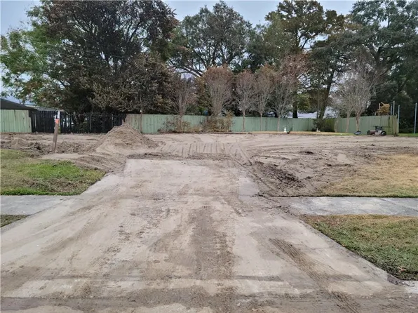 203 Appletree Ln, Gretna, LA 70056