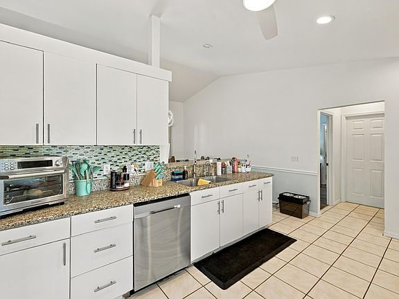 5th image of 17465 Butler Rd