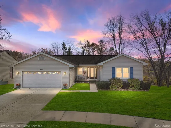 579 Glenwyth Cir, Brighton, MI 48116