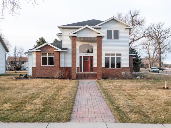 4912 Inlet Bay Dr SE, Mandan, ND 58554