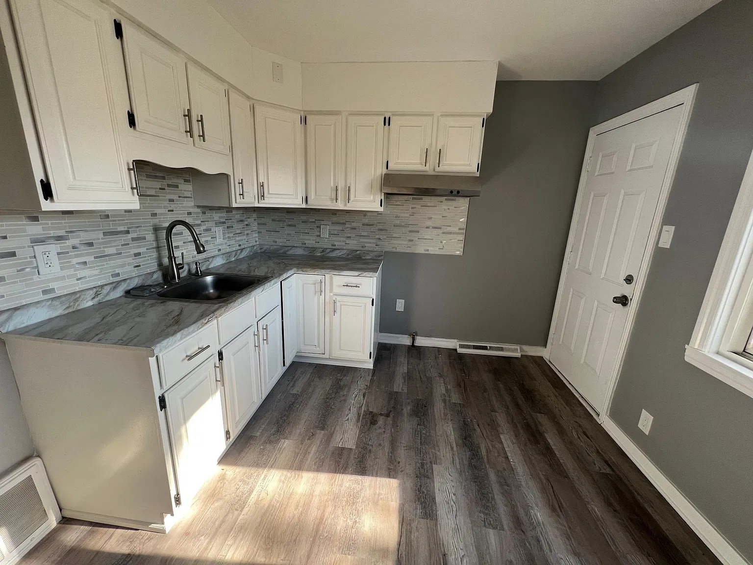 4 bed, 900 sqft, $2,300 — Photo 4