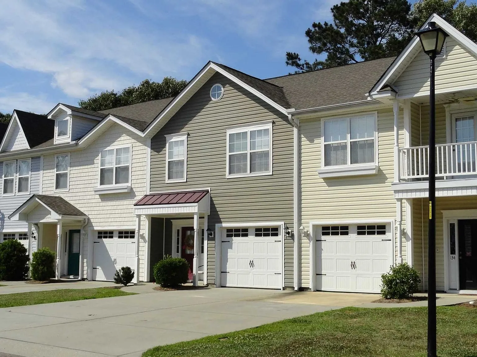 Stylish 3-Bedroom Townhome Location To Carnes And Nexton — Photo 2