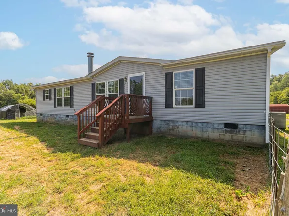 2 Paddock Ln, Fredericksburg, VA 22406