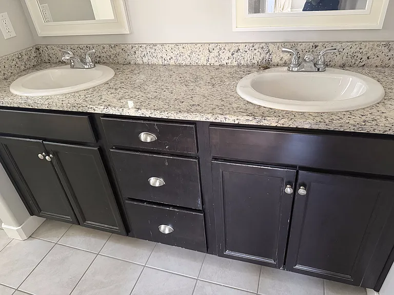 2543 N Drexler Dr — Photo 9