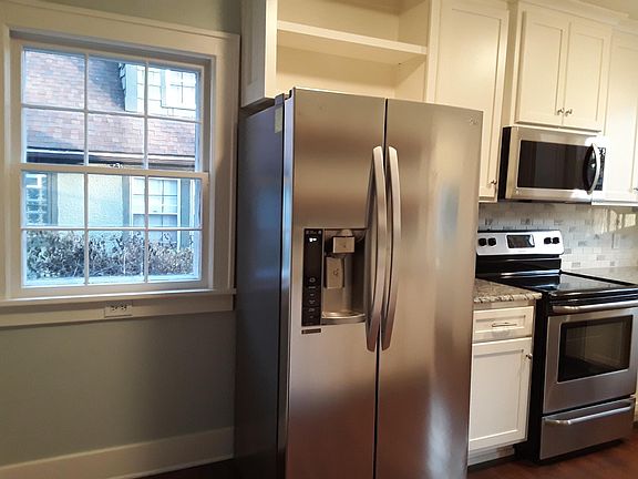 5th image of 213 E 65th St