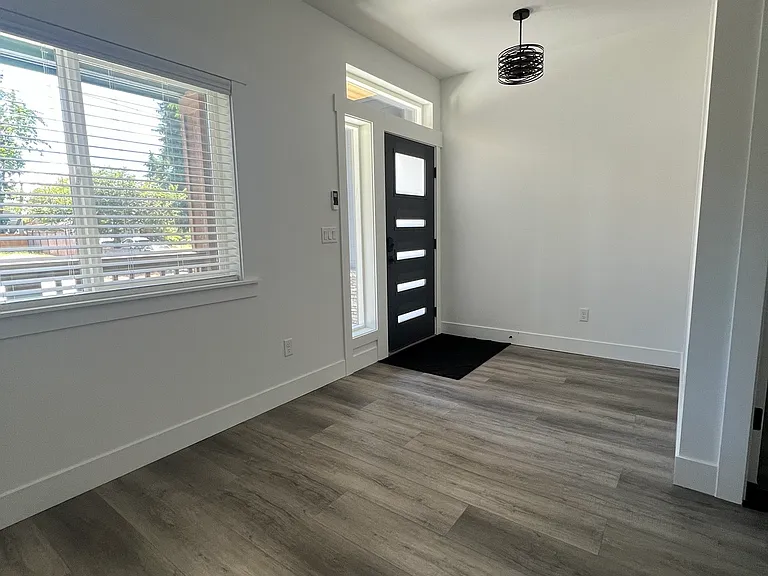 10201 98th St SW — Photo 2