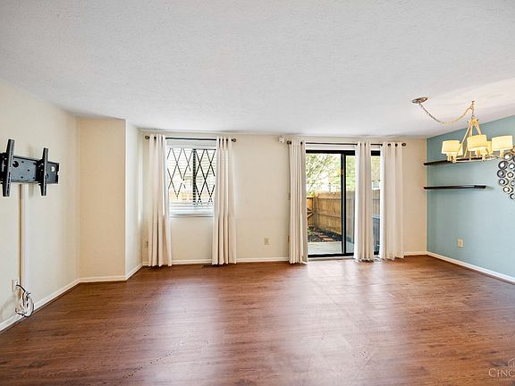 3rd image of 460 Dartmouth Cir
