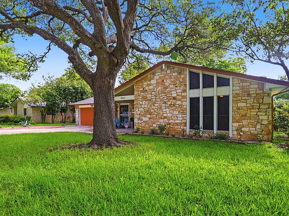 5th image of 9907 Oak Hollow Dr