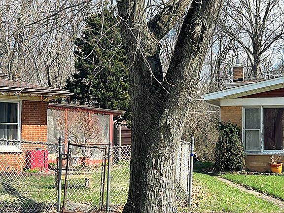 3rd image of 710 Parkwood Dr