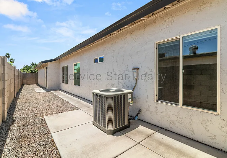 1556 W 5th St — Photo 22