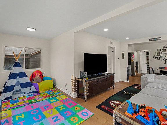 4th image of 3245 Harris St
