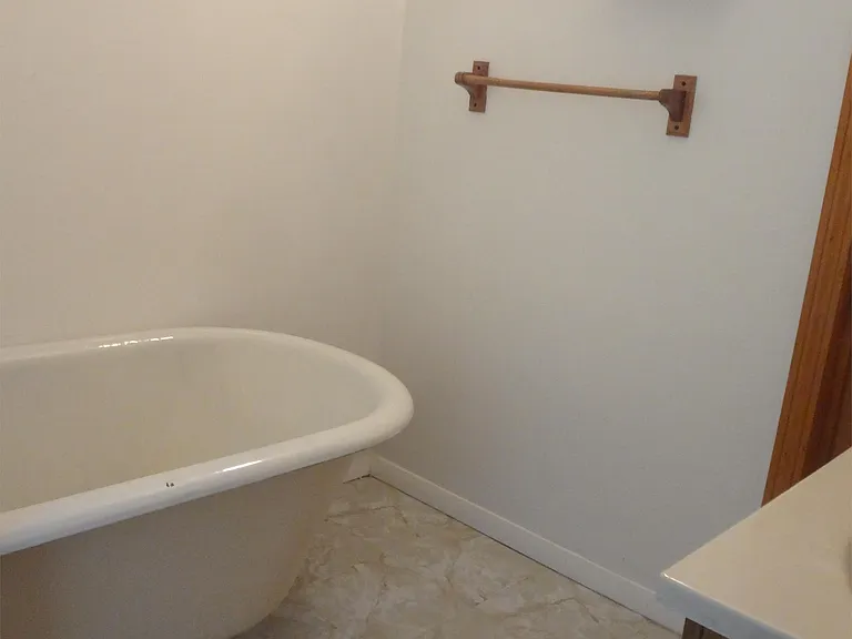 Clawfoot tub