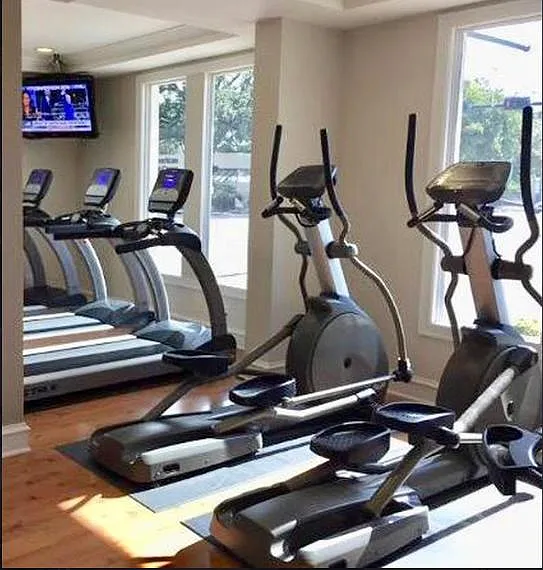 1 bed, 960 sqft, $2,200 — Photo 4