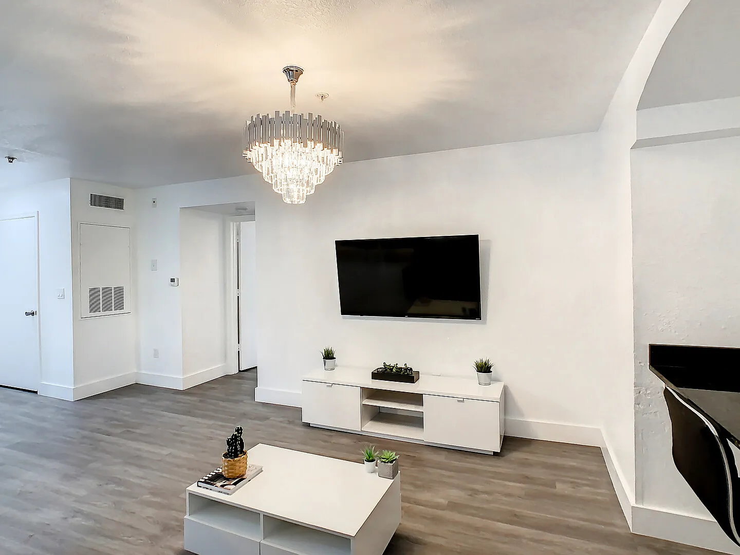 Stunning 2- Bedroom Contemporary Condo in Orlando — Photo 2