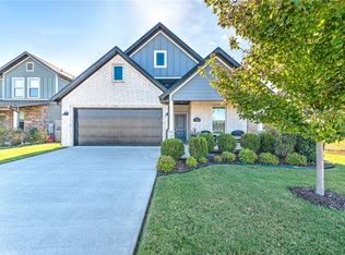 1746 W Broadway Pl, Rogers, AR 72758