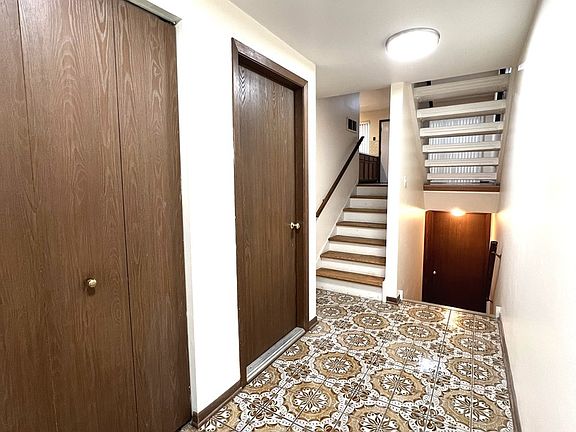 3rd image of 615 W 25th Pl