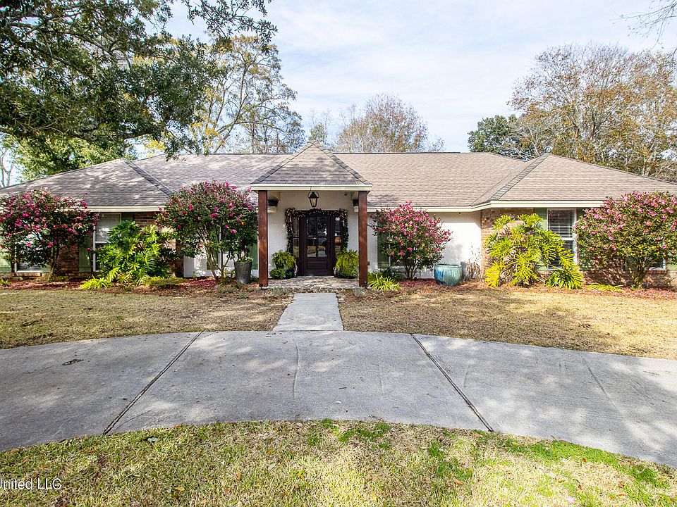 1st image of 7 Greenbriar Dr