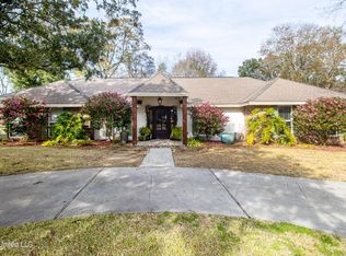 7 Greenbriar Dr, Gulfport, MS 39507