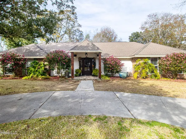 7 Greenbriar Dr, Gulfport, MS 39507
