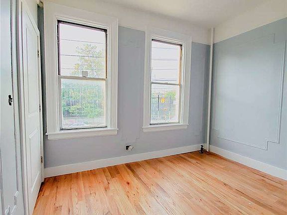 3rd image of 590 Morris Park Ave